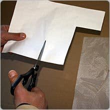 Découpez la pièce en veillant à dépasser largement.